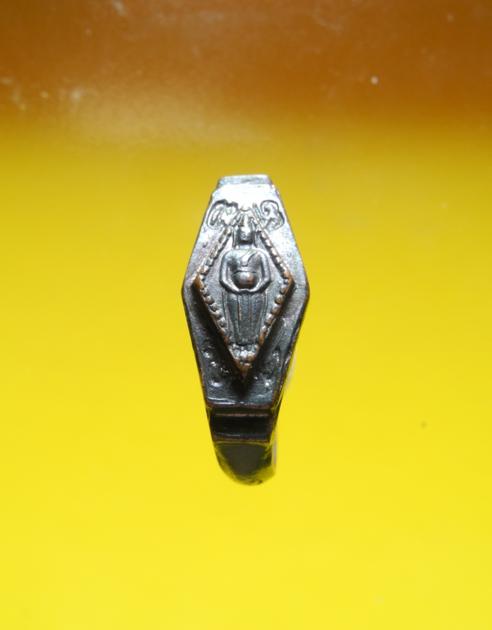 แหวนเกราะเพชรประจำวันอังคาร วัดกำแพง ปี2482 